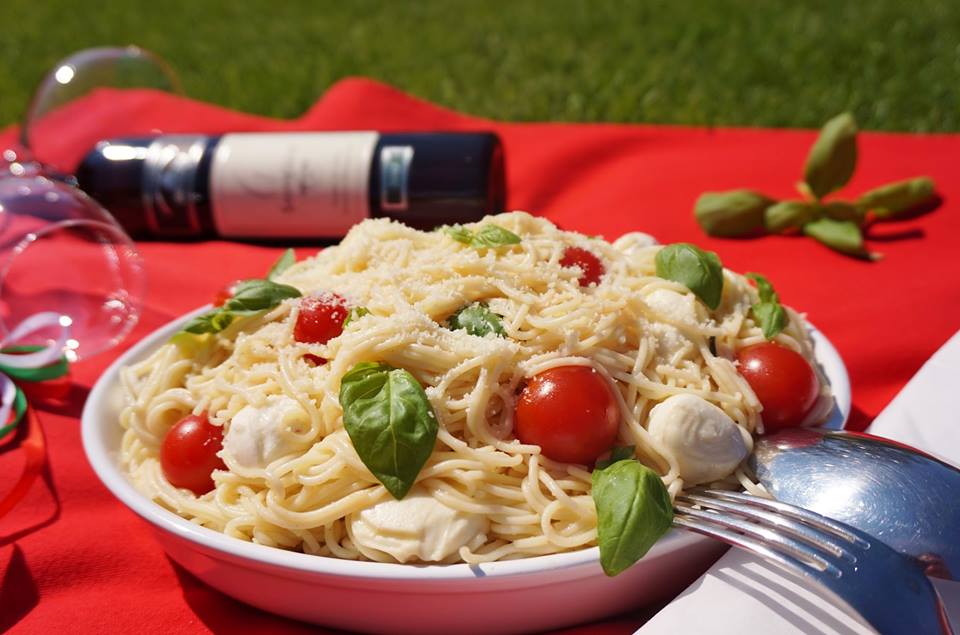 Špagety s rajčátky, bazalkou a mozzarellou