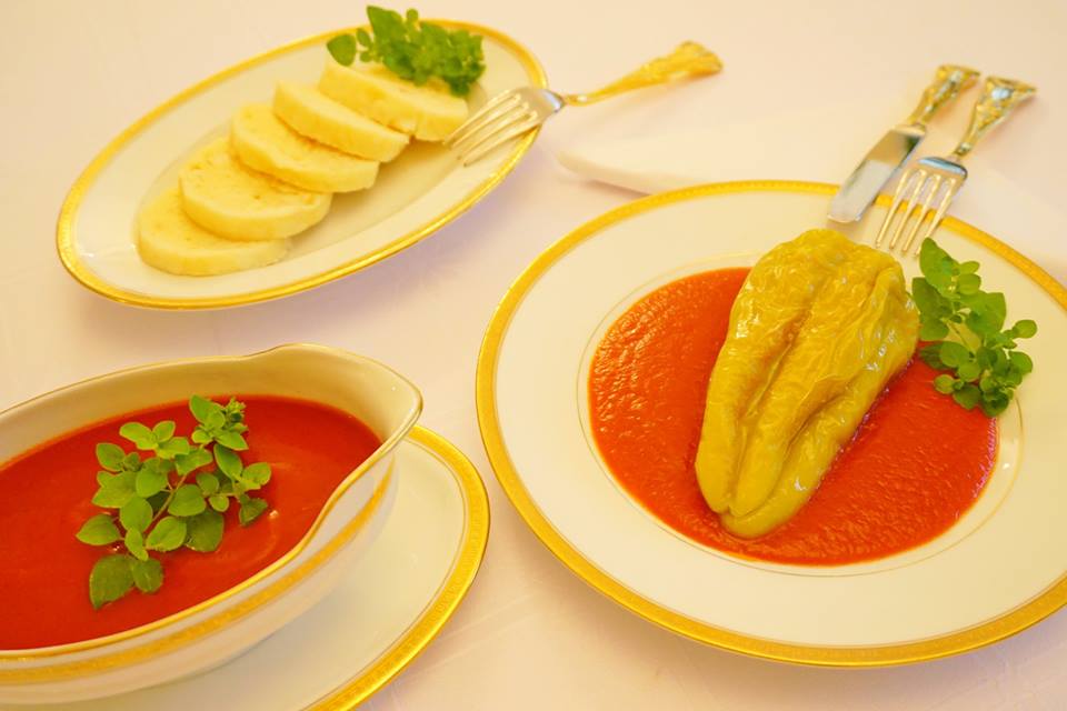 Plněný paprikový lusk s tomatovou omáčkou