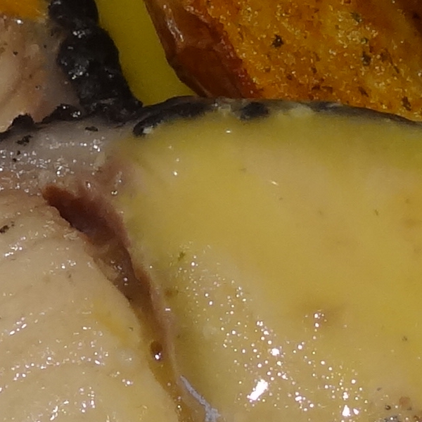 Žraločí steak s citrónovým přelivem a opečeným bramborem